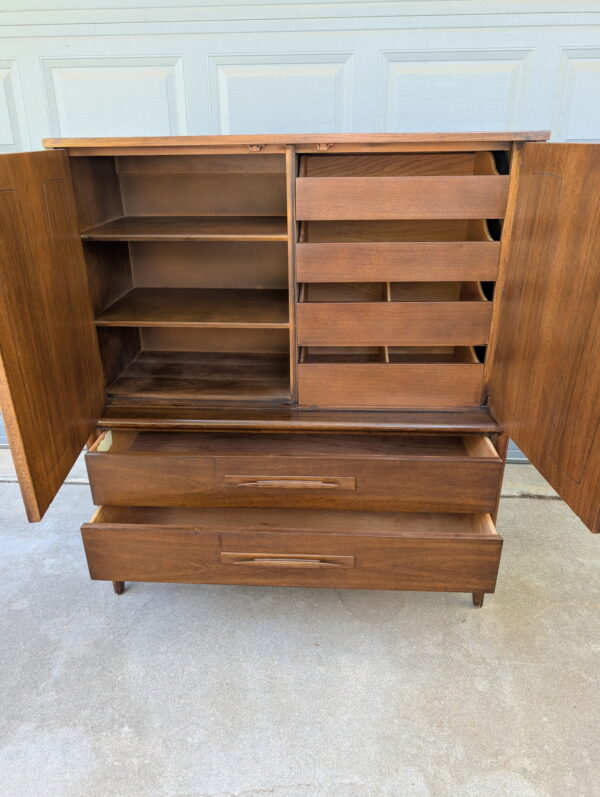 Broyhill Emphasis Chest - Image 2